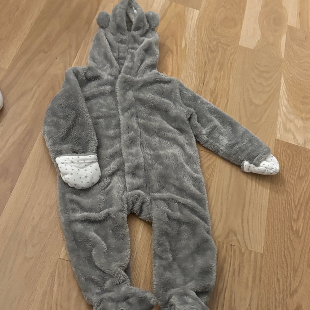Like new !! Magnetic me fuzzy snowsuit/ bunting 6-9 month